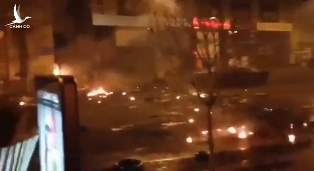 Clip người dân Kiev ào ạt ném bom xăng, ‘xe tăng’ Nga chìm trong biển lửa: Sự thật gây bão