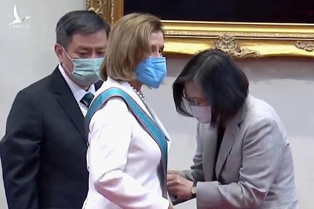 Phép thử cho các bên khi bà Nancy Pelosi đến Đài Loan